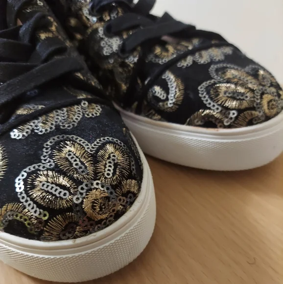 Karl Lagerfeld Paris embroidered sequin evron black sneakers - Picture 8 of 8